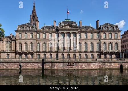 Fachada del Palais Rohan Junto al canal L'Ill. Strasbourg, Alsace. France. Banque D'Images