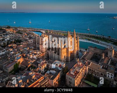 Majorque, Espagne - vue aérienne de la cathédrale-basilique de Santa Maria de Mallorca au coucher du soleil avec la mer Méditerranée et le bord de mer de Palma de Majorque, th Banque D'Images