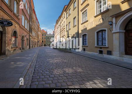 Varsovie, Pologne - 03 juillet 2025 : rue Piwna. Une rue étroite dans la vieille ville, bordée de petites maisons colorées. Bâtiments éclairés par th Banque D'Images