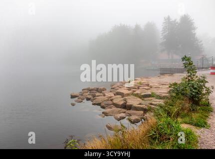 Paysage brumeux autour du Mummelsee, un petit lac à flanc de montagne ouest de la Hornisgrinde dans le nord de la Forêt Noire en Allemagne Banque D'Images