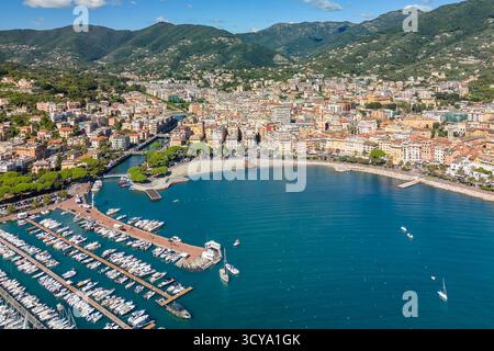 Vue aérienne de la pittoresque station balnéaire de Rapallo en Ligurie, Italie Banque D'Images
