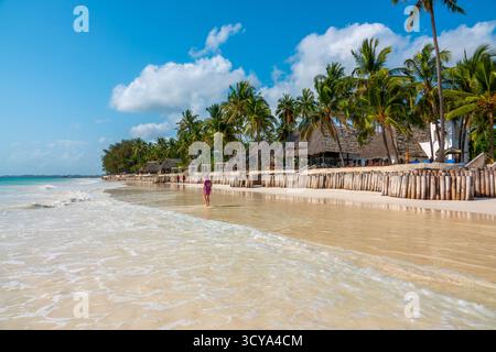 Belle plage de sable blanc et l'océan Indien de Zanzibar Banque D'Images