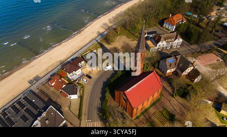 Belle perspective aérienne de la plage de Sarbinowo, calme de la mer Baltique et tranquille ville près de la côte. Banque D'Images