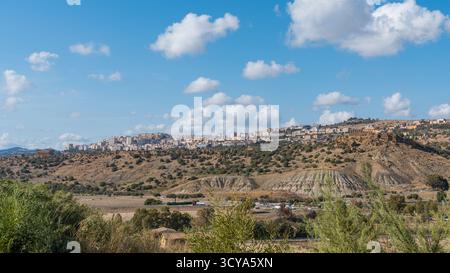 Vue sur la vallée des temples et le paysage urbain moderne d'Agrigente en Sicile Banque D'Images