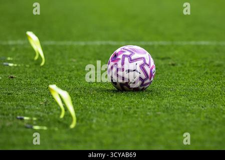 Nottingham, Royaume-Uni. 18 octobre 2025. Premier League match ball pendant le premier League match Nottingham Forest vs Chelsea à City Ground, Nottingham, Royaume-Uni, 18 octobre 2025 (photo par Alfie Cosgrove/News images) à Nottingham, Royaume-Uni le 18/10/2025. (Photo par Alfie Cosgrove/News images/SIPA USA) crédit : SIPA USA/Alamy Live News Banque D'Images