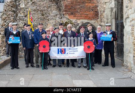 Brentwood Essex, Royaume-Uni. 18 octobre 2025. La branche de Brentwood de la Royal British Legion lance l'appel au coquelicot avec le maire de Brentwood Jay Laplain et des vétérans avant le lancement de l'appel dans les magasins, restaurants, chiots, églises et écoles autour de l'arrondissement crédit : Richard Lincoln / Alamy Live News Banque D'Images