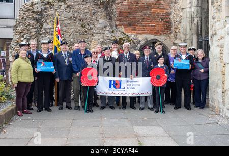 Brentwood Essex, Royaume-Uni. 18 octobre 2025. La branche de Brentwood de la Royal British Legion lance l'appel au coquelicot avec le maire de Brentwood Jay Laplain et des vétérans avant le lancement de l'appel dans les magasins, restaurants, chiots, églises et écoles autour de l'arrondissement crédit : Richard Lincoln / Alamy Live News Banque D'Images