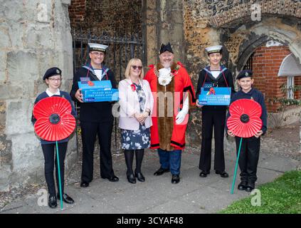 Brentwood Essex, Royaume-Uni. 18 octobre 2025. La branche de Brentwood de la Royal British Legion lance l'appel au coquelicot avec le maire de Brentwood Jay Laplain et des vétérans avant le lancement de l'appel dans les magasins, restaurants, chiots, églises et écoles autour de l'arrondissement crédit : Richard Lincoln / Alamy Live News Banque D'Images