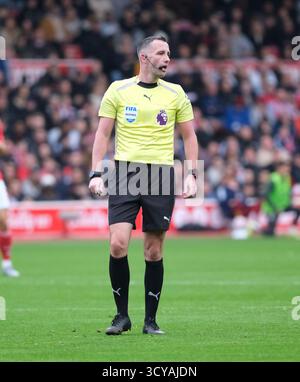 Nottingham, Royaume-Uni. 18 octobre 2025. Arbitre Chris Kavanagh lors du match de football de la première ligue entre Nottingham Forest et Chelsea FC au City Ground de Nottingham. Crédit : SPP Sport Press photo. /Alamy Live News Banque D'Images
