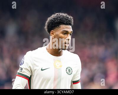 The City Ground, Nottingham, Royaume-Uni. 18 octobre 2025. Premier League Football, Nottingham Forest versus Chelsea ; Josh Acheampong de Chelsea Credit : action plus Sports/Alamy Live News Banque D'Images