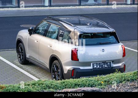 Ostrava, Tchéquie - 18 octobre 2025 : Mini Countryman SUV voiture garée à la concession, vue arrière Banque D'Images