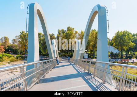 Kiev, Ukraine - 23 septembre 2025 : le pont des vagues moderne de Kiev s'étend sur le fleuve Dnipro, offrant une vue imprenable et une atmosphère sereine. Banque D'Images