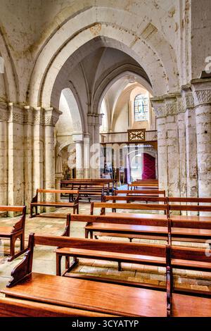 Intérieur de l'église notre-Dame du 12-14ème siècle à la celle-Guenand, Indre-et-Loire (37), France. Banque D'Images