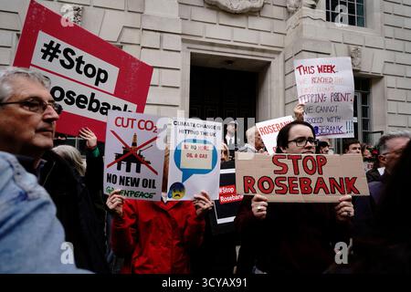 Londres, Royaume-Uni. 18 octobre 2025. Des militants et des militants se rassemblent devant le Département de la sécurité énergétique et du Net Zero (DESNZ) à Londres de 12h00 à 14h00 pour appeler le gouvernement à rejeter les projets d'approbation du champ pétrolier de Rosebank. Le chef adjoint du Parti vert, Zack Polanski, devrait y assister. L'événement fait partie de la campagne Stop Rosebank, qui a lieu alors que le gouvernement est sur le point de décider s'il approuve le projet à la suite d'une nouvelle évaluation environnementale. (Photo de Joao Daniel Pereira/Sipa USA) crédit : Sipa USA/Alamy Live News Banque D'Images