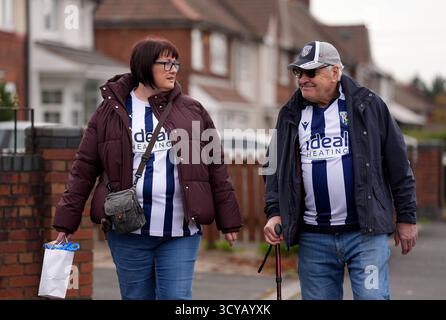 Les fans de West Bromwich Albion en route pour le stade avant le match du Sky Bet Championship aux Hawthorns, West Bromwich. Date de la photo : samedi 18 octobre 2025. Banque D'Images