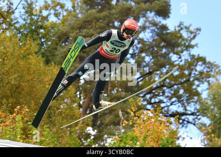 Eferding, Autriche. 18 octobre 2025. EFERDING, AUTRICHE - 18 OCTOBRE : Karl Geiger d'Allemagne participe au HS 90 féminin à la Coupe du monde de saut à ski Viessmann FIS Hinzenbach à Energie AG Skisprungarena le 18 octobre 2025 à Eferding, Autriche 251018 SEPA 24 083 - 20251018 PD4155 crédit : APA-PictureDesk/Alamy Live News Banque D'Images