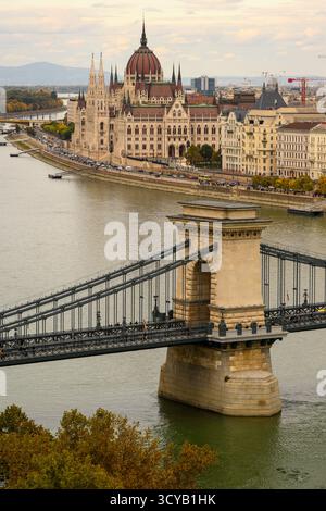 Le pont des chaînes de Budapest avec le bâtiment du Parlement hongrois en arrière-plan, pris de Buda, Budapest, Hongrie Banque D'Images