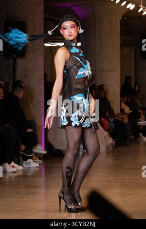 Los Angeles, États-Unis. 17 octobre 2025. La Fashion week de Los Angeles présente les meilleurs designers et les talents émergents. Profitez d'expositions d'art, d'apparitions de célébrités surprenantes et de performances inoubliables lors de cet événement de mode de premier plan propulsé par Art Hearts Fashion ! (Photo d'Alberto Sibaja/Pacific Press) crédit : Pacific Press Media production Corp./Alamy Live News Banque D'Images