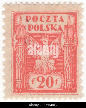POLOGNE — 1922 mai 29 : timbre-poste rouge pâle de 20 fenig représentant un aigle polonais couronné et des fasces avec un bec doré et des talons, symbole de la Pologne unie indépendante. Les armoiries de la Pologne sont un aigle blanc couronné avec un bec doré et des talons, sur un fond rouge. En Pologne, les armoiries dans leur ensemble sont appelées godło dans les documents officiels et les discours familiaux, malgré le fait que les autres armoiries sont généralement appelées une herbe. Cela provient du fait que dans l'héraldique polonaise, le mot godło signifie seulement une charge héraldique Banque D'Images