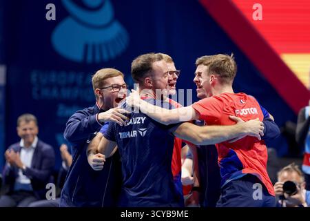 Zadar, Croatie. 18 octobre 2025. Les joueurs de France célèbrent la victoire lors du match de demi-finale de l'ETTU European Team Championship masculin entre l'Allemagne et la France au Kresimir Cosic Sports Hall le 18 octobre 2025 à Zadar, Croatie. Photo : SIME Zelic/PIXSELL crédit : Pixsell/Alamy Live News Banque D'Images