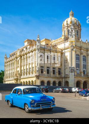 Vue sur la rue de la Havane avec voiture ancienne à Cuba Banque D'Images