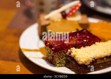 Délicieux tableau de desserts colorés présentant une variété de saveurs et de textures sur une assiette blanche parfaite pour tout amateur de bonbons Banque D'Images