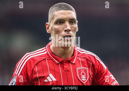 Nottingham, Royaume-Uni. 18 octobre 2025. Nikola Milenkovic de Nottingham Forest lors du match de premier League Nottingham Forest vs Chelsea à City Ground, Nottingham, Royaume-Uni, le 18 octobre 2025 (photo par Alfie Cosgrove/News images) à Nottingham, Royaume-Uni le 18/10/2025. (Photo par Alfie Cosgrove/News images/SIPA USA) crédit : SIPA USA/Alamy Live News Banque D'Images