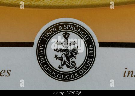 Détail du logo Lindt sur la boîte de chocolats dessert Lindt Creation - Maitre Chocolatier depuis 1845, Master Chocolatier depuis 1845 Banque D'Images