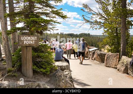Yellowstone, Wyoming, États-Unis - 30 mai 2025 : visiteurs à l'un des points de vue du Grand Canyon du parc national de Yellowstone. Banque D'Images