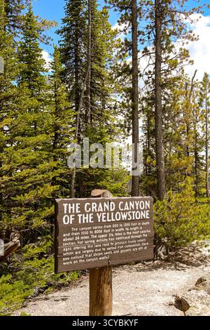 Yellowstone, Wyoming, États-Unis - 30 mai 2025 : panneau à l'entrée du belvédère du Grand Canyon du parc national de Yellowstone. Banque D'Images