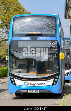 Dartmouth, Devon, Angleterre, Royaume-Uni - 24 avril 2025 : vue de face d'un bus à impériale exploité par Stagecoach à un arrêt de bus dans la ville de Dartmouth Banque D'Images