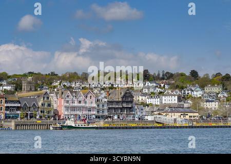 Dartmouth, Devon, Angleterre, Royaume-Uni - 24 avril 2025 : vue panoramique sur le front de mer de la rivière Dart et Dartmouth Banque D'Images