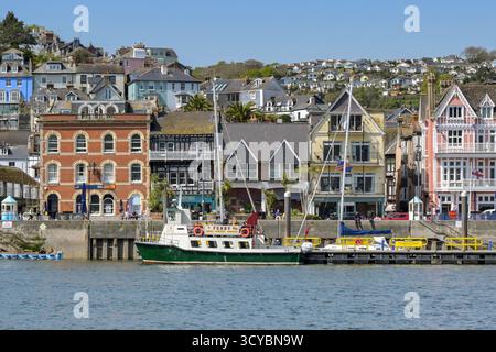 Dartmouth, Devon, Angleterre, Royaume-Uni - 24 avril 2025 : vue panoramique sur le front de mer de la rivière Dart et Dartmouth Banque D'Images