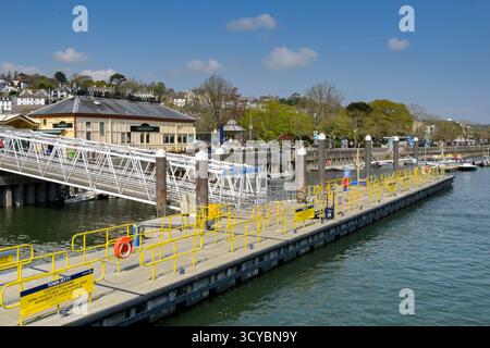 Dartmouth, Devon, Angleterre, Royaume-Uni - 24 avril 2025 : embarcadère et jetée du ferry sur le front de mer de Dartmouth Banque D'Images