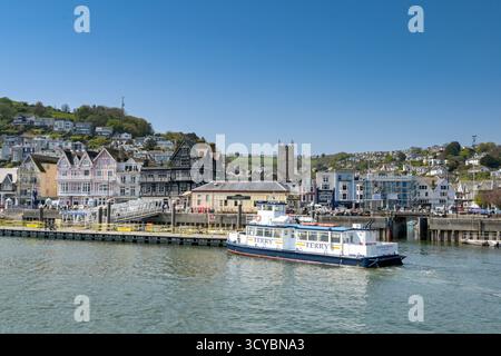 Dartmouth, Devon, Angleterre, Royaume-Uni - 24 avril 2025 : petit ferry Kingswear Princess arrivant à Dartmouth après avoir traversé la rivière Dart Banque D'Images