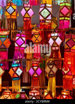 Lanternes traditionnelles colorées en diverses formes Akash kandil (lampes décoratives Diwali) accrochez la boutique à vendre célébrant le Festival de Diwali. stock Banque D'Images