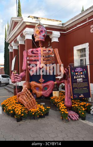 Grand jour des morts Catrina figures à Atlixco, Puebla, Mexique Banque D'Images