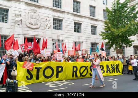 Londres, Royaume-Uni, le 18 octobre 2025 : des manifestants devant le ministère de la sécurité énergétique et du Net Zero (NESNZ) demandent au gouvernement de refuser l'autorisation environnementale après une nouvelle demande d'Equinor pour forer du pétrole sur le champ pétrolier de Rosebank. La compagnie pétrolière norvégienne a présenté de nouveau sa demande visant à inclure les émissions de carbone qui résulteront de l'extraction du pétrole, et pas seulement les émissions résultant du processus d'extraction. La décision pourrait finalement être prise par le secrétaire à l'énergie Ed Milliband. Banque D'Images