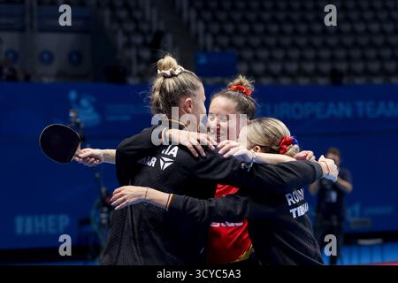 Zadar, Croatie. 18 octobre 2025. Les joueuses de Roumanie célèbrent une victoire lors du match de demi-finale du Championnat d'Europe par équipes féminin ETTU entre la Roumanie et les pays-Bas au Kresimir Cosic Sports Hall le 18 octobre 2025 à Zadar, Croatie. Photo : Sime Zelic/Pixsell crédit : Pixsell/Alamy Live News Banque D'Images