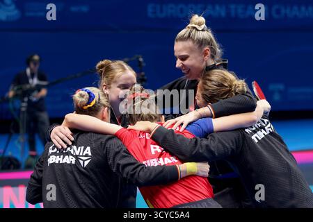 Zadar, Croatie. 18 octobre 2025. Les joueuses de Roumanie célèbrent une victoire lors du match de demi-finale du Championnat d'Europe par équipes féminin ETTU entre la Roumanie et les pays-Bas au Kresimir Cosic Sports Hall le 18 octobre 2025 à Zadar, Croatie. Photo : Sime Zelic/Pixsell crédit : Pixsell/Alamy Live News Banque D'Images