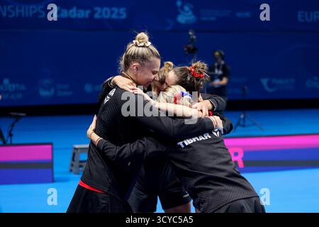 Zadar, Croatie. 18 octobre 2025. Les joueuses de Roumanie célèbrent une victoire lors du match de demi-finale du Championnat d'Europe par équipes féminin ETTU entre la Roumanie et les pays-Bas au Kresimir Cosic Sports Hall le 18 octobre 2025 à Zadar, Croatie. Photo : Sime Zelic/Pixsell crédit : Pixsell/Alamy Live News Banque D'Images