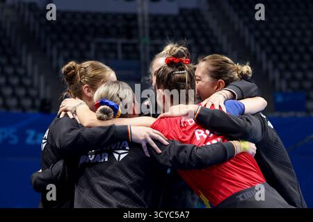 Zadar, Croatie. 18 octobre 2025. Les joueuses de Roumanie célèbrent une victoire lors du match de demi-finale du Championnat d'Europe par équipes féminin ETTU entre la Roumanie et les pays-Bas au Kresimir Cosic Sports Hall le 18 octobre 2025 à Zadar, Croatie. Photo : Sime Zelic/Pixsell crédit : Pixsell/Alamy Live News Banque D'Images