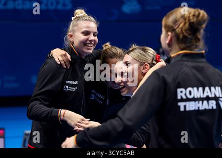 Zadar, Croatie. 18 octobre 2025. Les joueuses de Roumanie célèbrent une victoire lors du match de demi-finale du Championnat d'Europe par équipes féminin ETTU entre la Roumanie et les pays-Bas au Kresimir Cosic Sports Hall le 18 octobre 2025 à Zadar, Croatie. Photo : Sime Zelic/Pixsell crédit : Pixsell/Alamy Live News Banque D'Images