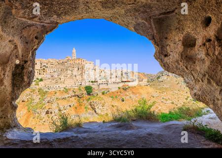 Les Sassi de Matera. Panorama de la vieille ville depuis les grottes du Canyon (Gravina). Pouilles, Italie. Banque D'Images
