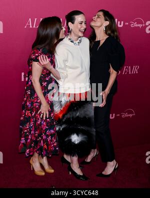 16 octobre 2025, West Hollywood, Californie, États-Unis : CARLA GALLO, SARAH PAULSON et AMANDA PEET assistent à la première mondiale de ''All's Fair'' de Hulu (crédit image : © Billy Bennight/ZUMA Press Wire) USAGE ÉDITORIAL SEULEMENT ! Non destiné à UN USAGE commercial ! Banque D'Images