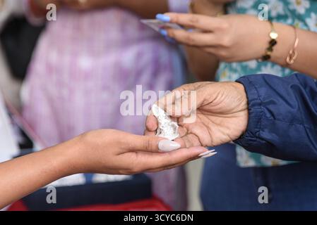 Katmandou, Népal. 18 octobre 2025. À partir de Dhanteras, le deuxième grand festival hindou Tihar a officiellement commencé, avec des magasins bondés par le grand public achetant de l'or, de l'argent et d'autres articles pour les célébrations, le samedi 18 octobre 2025. Traditionnellement, les gens achètent de l'or et de l'argent à Dhanteras dans le cadre des rituels du festival. Photo : Safal Prakash Shrestha crédit : Safal Prakash Shrestha/Alamy Live News Banque D'Images