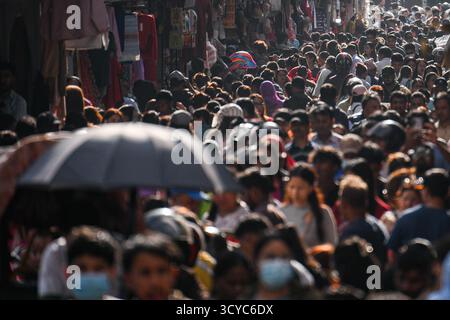 Katmandou, Népal. 18 octobre 2025. À partir de Dhanteras, le deuxième grand festival hindou Tihar a officiellement commencé, avec des magasins bondés par le grand public achetant de l'or, de l'argent et d'autres articles pour les célébrations, le samedi 18 octobre 2025. Traditionnellement, les gens achètent de l'or et de l'argent à Dhanteras dans le cadre des rituels du festival. Photo : Safal Prakash Shrestha crédit : Safal Prakash Shrestha/Alamy Live News Banque D'Images