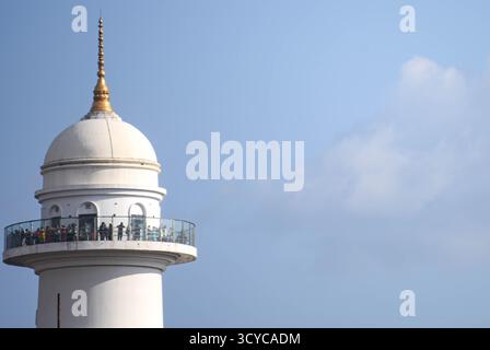 Katmandou, Népal. 18 octobre 2025. Une vue générale de la Tour historique de Dharahara, également connue sous le nom de Tour Bhimsen, est vue le samedi 18 octobre 2025, à Katmandou, au Népal. Construite à l'origine en 1832 par le premier ministre Bhimsen Thapa, la tour blanche de neuf étages était l'un des monuments les plus importants de la ville avant d'être détruite par le tremblement de terre de 2015. Le Dharahara reconstruit, inauguré en 2021, comprend maintenant une terrasse d’observation, un musée et une fontaine, symbolisant la résilience du Népal et son renouveau architectural après la catastrophe. Photo : Safal Prakash Shrestha Banque D'Images