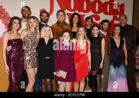 Emily Arlook, Justine Lupe, Miles Fowler, Stephanie Faracy, Arian Moayed, Michael Hitchcock, Tovah Feldshuh, Kristen Bell, d Arcy Carden, Jackie Tohn, Joe Gillette, Adam Brody, Leighton Meester et Timothy Simons BEI der Premiere der 2. Staffel der Netflix-Serie personne ne veut ce théâtre im Egyptien. Los Angeles, 16.10.2025 *** Emily Arlook, Justine Lupe, Miles Fowler, Stephanie Faracy, Arian Moayed, Michael Hitchcock, Tovah Feldshuh, Kristen Bell, d Arcy Carden, Jackie Tohn, Joe Gillette, Adam Brody, Leighton Meester et Timothy Simons lors de la première de la saison 2 de la série Netflix Nobody Banque D'Images