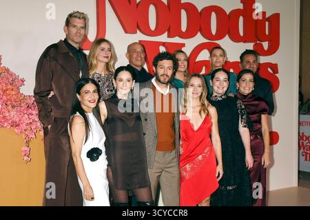 Timothy Simons, Jenni Konner, Jackie Tohn, Justine Lupe, Adam Brody, Bruce Eric Kaplan, Kristen Bell, Erin Foster, Nora Silver, Sara Foster, Ana Ayala und Oly Obst BEI der Premiere der 2. Staffel der Netflix-Serie personne ne veut ce théâtre im Egyptien. Los Angeles, 16.10.2025 *** Timothy Simons, Jenni Konner, Jackie Tohn, Justine Lupe, Adam Brody, Bruce Eric Kaplan, Kristen Bell, Erin Foster, Nora Silver, Sara Foster, Ana Ayala et Oly Obst lors de la première de la saison 2 de la série Netflix Nobody Wants This au Théâtre égyptien de Los Angeles, 16 10 2025 Foto :XJ.xMayerx/xFuturexImagex Nobody 5 Banque D'Images
